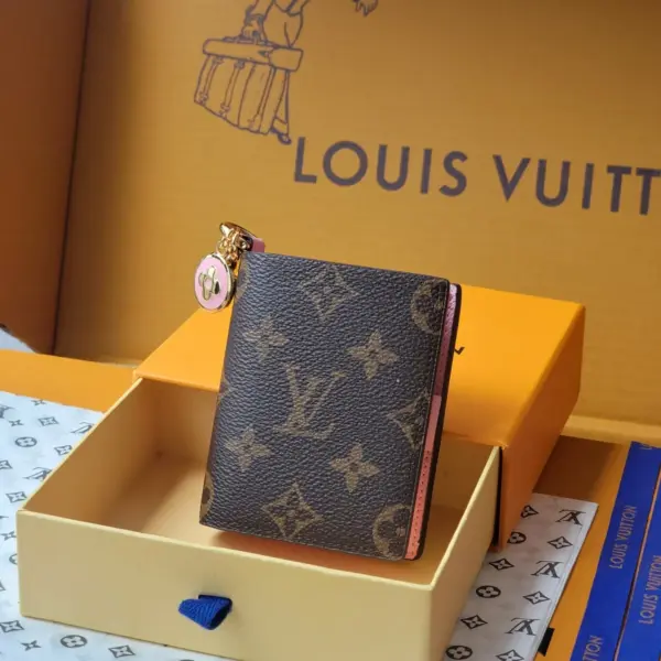 高仿LV Charms 口袋錢包 | Monogram帆布粉色款 附琺瑯吊飾 女士時尚小皮件-M14718 11 高仿LV Charms 口袋錢包 | Monogram帆布粉色款 附琺瑯吊飾 女士時尚小皮件-M14718