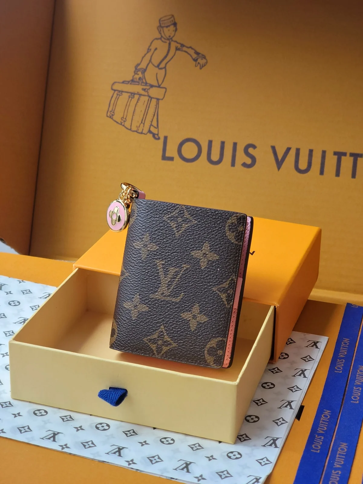 高仿LV Charms 口袋錢包 | Monogram帆布粉色款 附琺瑯吊飾 女士時尚小皮件-M14718 2 高仿LV Charms 口袋錢包 | Monogram帆布粉色款 附琺瑯吊飾 女士時尚小皮件-M14718