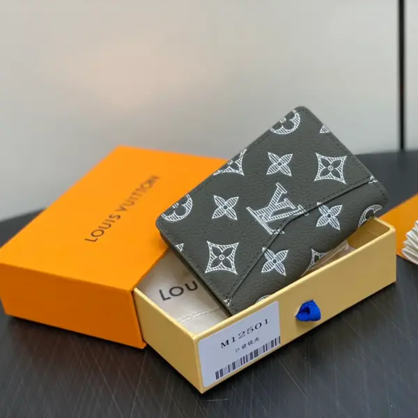 高仿LV Monogram Shadow壓花小牛皮萬用錢包 - Olive綠色時尚名片夾多功能設計-M12501 高仿LV