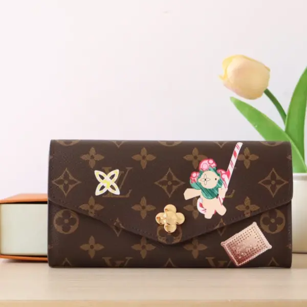 高仿LV Sarah糖果工廠聖誕限定款錢包 | Vivienne圖案Monogram帆布信封式設計-M12207