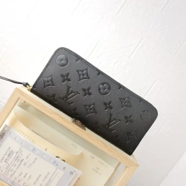 高仿LV Clémence錢包 | Monogram Empreinte壓花牛皮 多功能女士短款錢包-M60171 12 高仿LV Clémence錢包 | Monogram Empreinte壓花牛皮 多功能女士短款錢包-M60171