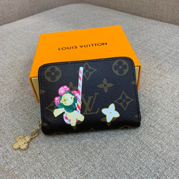 高仿LV 圣诞限定Candy Factory系列Vivienne玩偶拉链零钱包 | Monogram帆布红色甜点主题-M12210 11 高仿LV 高仿LV 圣诞限定Candy Factory系列Vivienne玩偶拉链零钱包 | Monogram帆布红色甜点主题-M12210 高仿LV