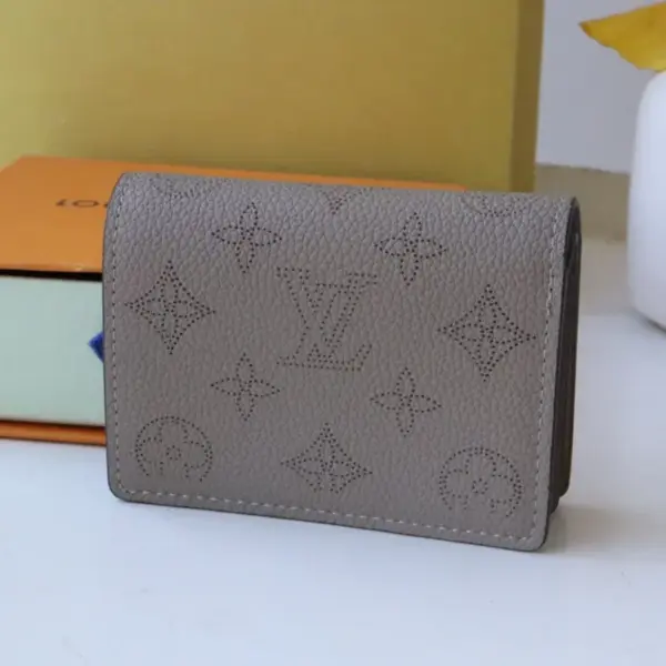 高仿LV Cléa Mahina小牛皮錢包 | 卵石灰Monogram打孔設計-M80817