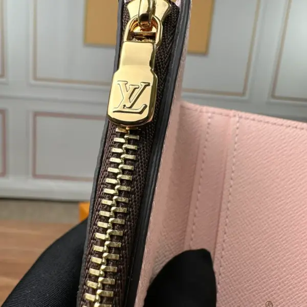 高仿LV Zoé錢包 | Monogram帆布玫瑰粉牛皮 時尚迷你錢包-M62933 18 高仿LV Zoé錢包 | Monogram帆布玫瑰粉牛皮 時尚迷你錢包-M62933
