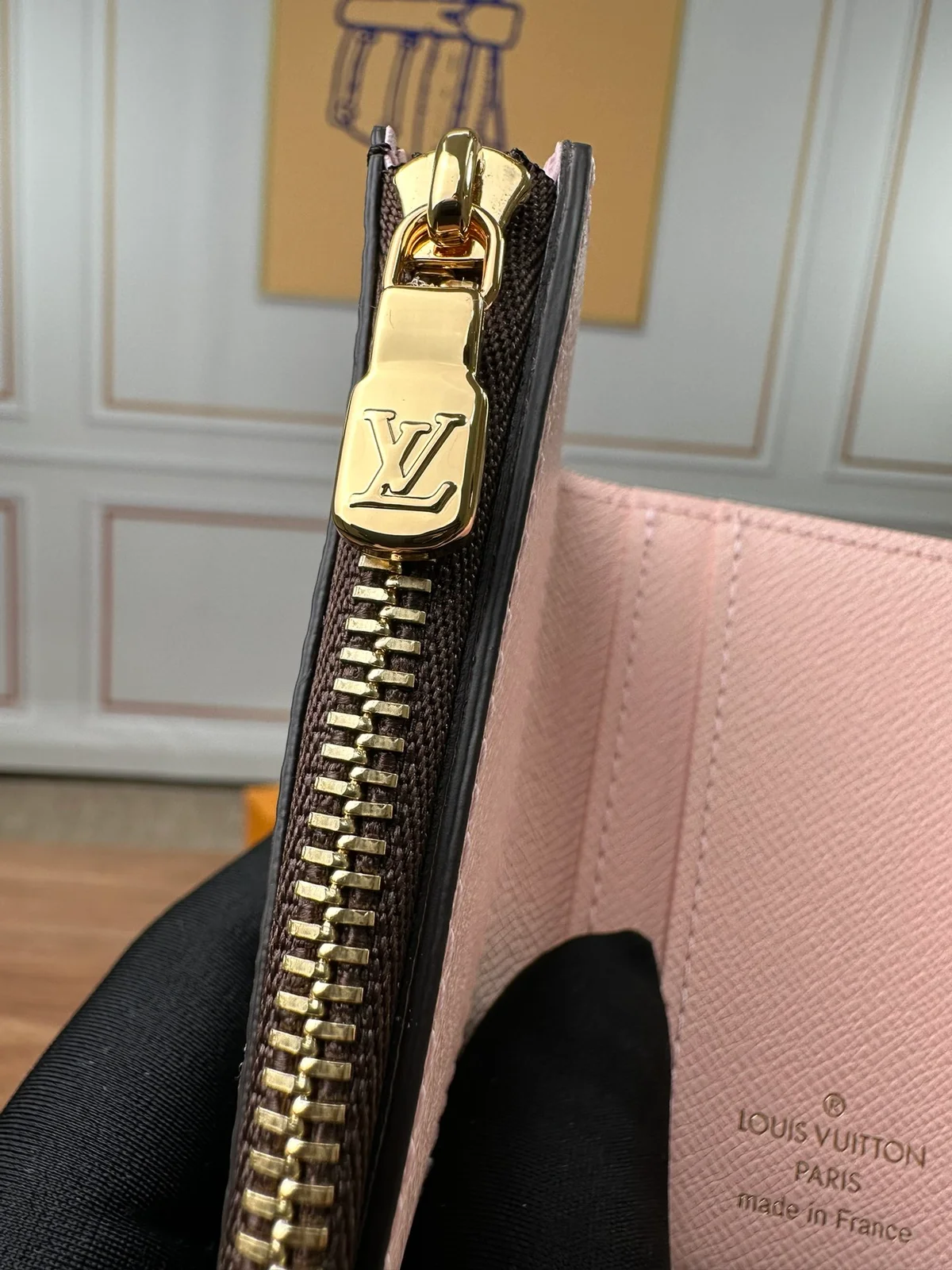 高仿LV Zoé錢包 | Monogram帆布玫瑰粉牛皮 時尚迷你錢包-M62933 9 高仿LV Zoé錢包 | Monogram帆布玫瑰粉牛皮 時尚迷你錢包-M62933
