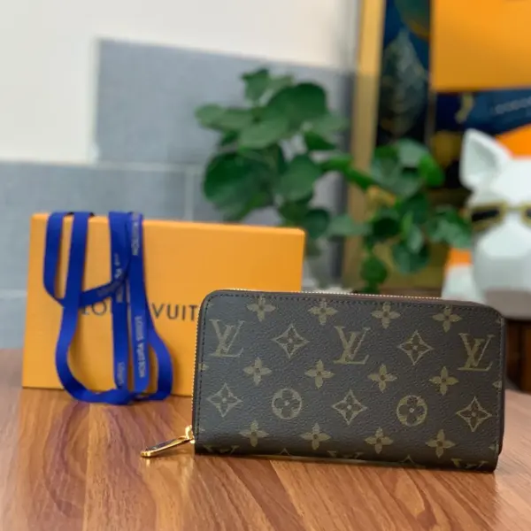 高仿LV Monogram拉链钱包 - 经典罂粟红色女士多功能钱夹-M41896