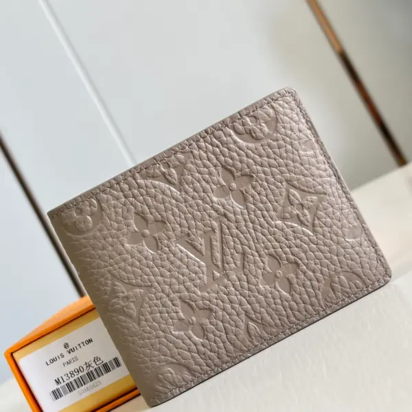 高仿LV Multiple男士短夾錢包 | Taurillon Monogram壓花牛皮 時尚實用設計-M13890 9 高仿LV Multiple男士短夾錢包 | Taurillon Monogram壓花牛皮 時尚實用設計-M13890