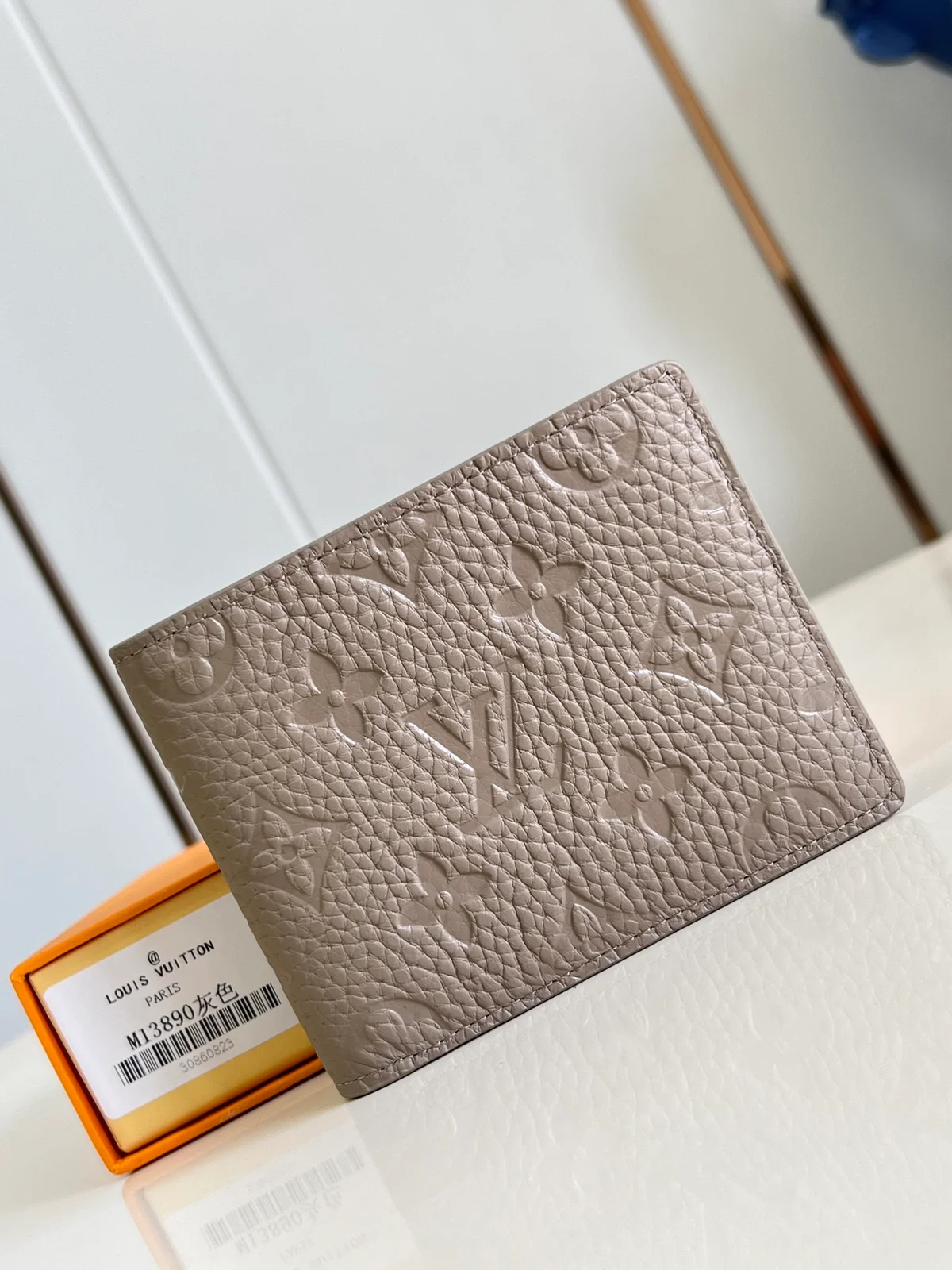 高仿LV Multiple男士短夾錢包 | Taurillon Monogram壓花牛皮 時尚實用設計-M13890 2 高仿LV Multiple男士短夾錢包 | Taurillon Monogram壓花牛皮 時尚實用設計-M13890