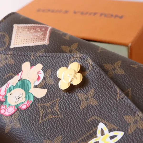 高仿LV Sarah糖果工廠聖誕限定款錢包 | Vivienne圖案Monogram帆布信封式設計-M12207