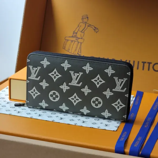 高仿LV Monogram Shadow壓花小牛皮橫式拉鏈錢包 | 橄欖綠多功能信用卡收納包-M12578 11 高仿LV Monogram Shadow壓花小牛皮橫式拉鏈錢包 | 橄欖綠多功能信用卡收納包-M12578