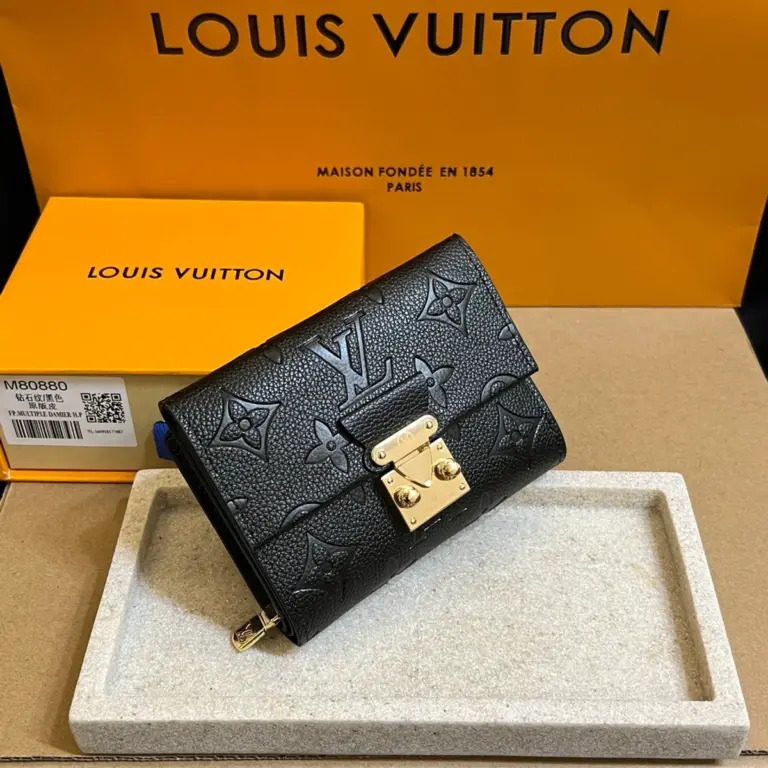 高仿LV Métis小型錢包 | Monogram Empreinte皮革 經典S-lock鎖扣設計-M80880