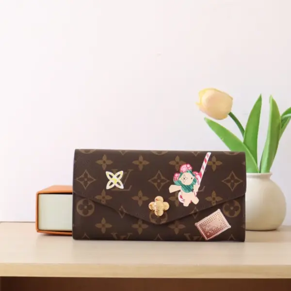 高仿LV Sarah糖果工廠聖誕限定款錢包 | Vivienne圖案Monogram帆布信封式設計-M12207