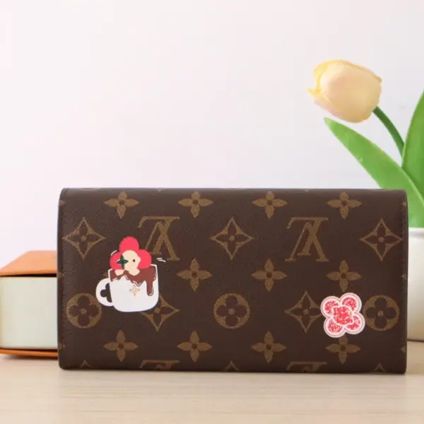 高仿LV Sarah糖果工廠聖誕限定款錢包 | Vivienne圖案Monogram帆布信封式設計-M12207