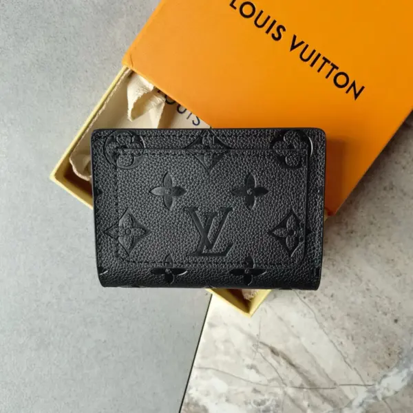 高仿LV Cléa 錢包 | Monogram Empreinte 柔軟粒面牛皮 多功能精緻錢包-M80151