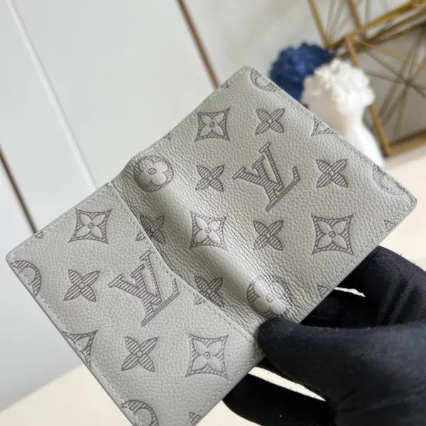 高仿包包LV 男士Monogram Shadow压花小牛皮多功能短夹钱包 - 轻巧便携时尚配件-M14915 高仿包包