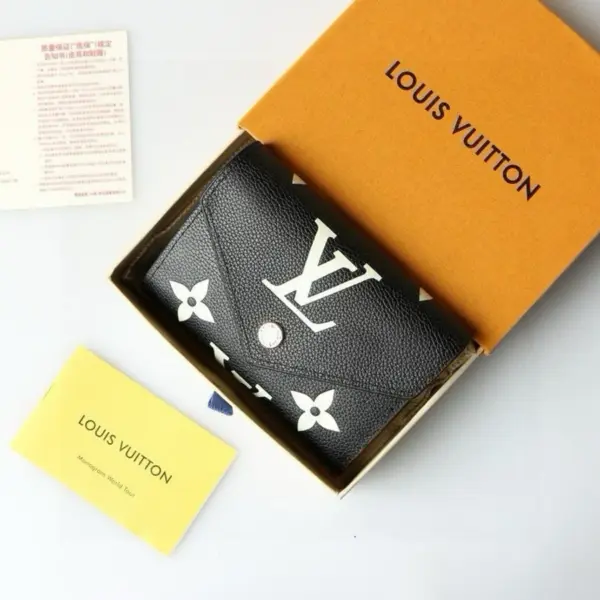 高仿LV Victorine Monogram Empreinte 女士钱包 - 奢华小巧多功能皮夹-M80968 13 高仿LV Victorine Monogram Empreinte 女士钱包 - 奢华小巧多功能皮夹-M80968