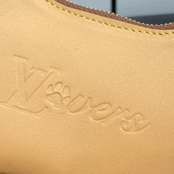 高仿LV Pharrell Williams設計LV Bone Key Pouch狗骨頭鑰匙零錢包 | Monogram帆布奢華配飾-M12616 高仿LV