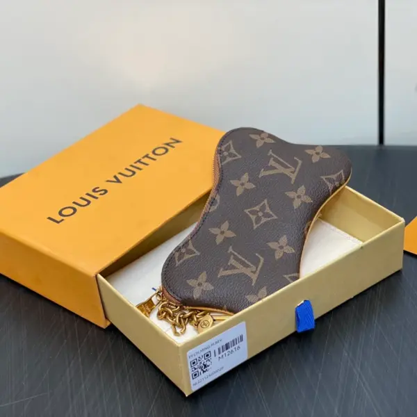 高仿LV Pharrell Williams設計LV Bone Key Pouch狗骨頭鑰匙零錢包 | Monogram帆布奢華配飾-M12616 高仿LV