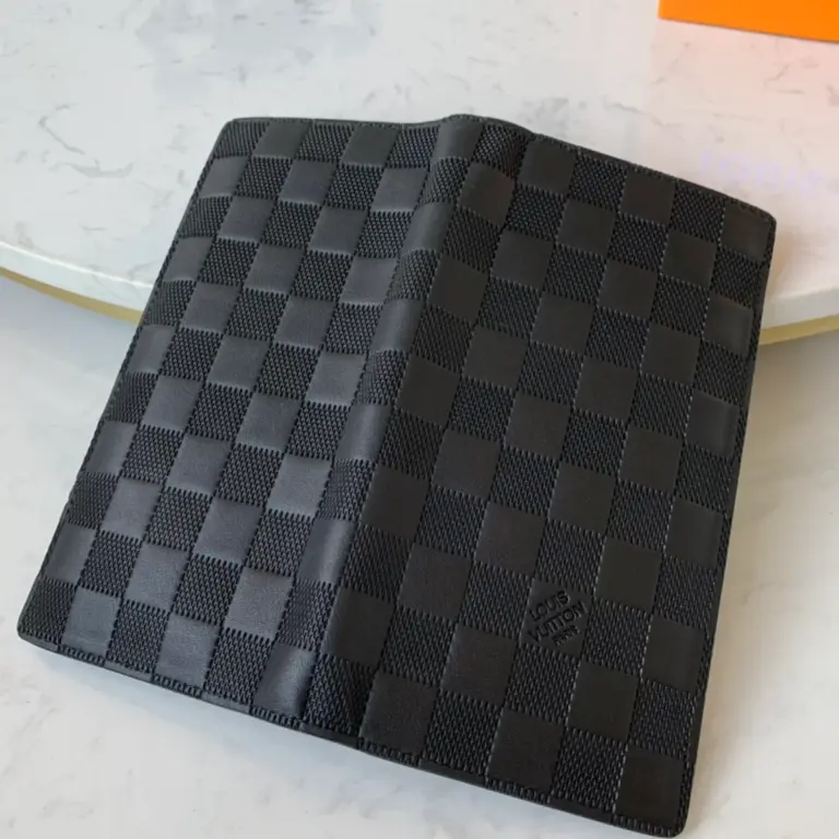 高仿LV Brazza Damier Infini 皮革錢包 - 經典格紋設計多功能收納-N63010