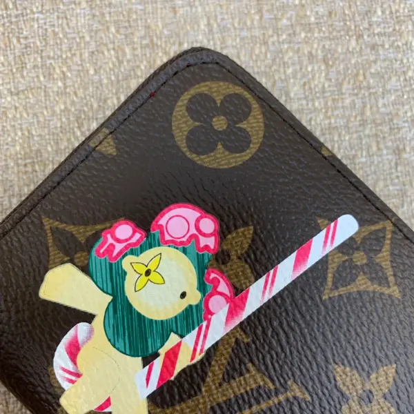 高仿LV 圣诞限定Candy Factory系列Vivienne玩偶拉链零钱包 | Monogram帆布红色甜点主题-M12210 16 高仿LV 高仿LV 圣诞限定Candy Factory系列Vivienne玩偶拉链零钱包 | Monogram帆布红色甜点主题-M12210 高仿LV