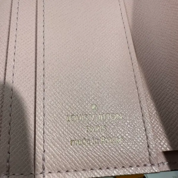 高仿LV Zoé錢包 | Monogram帆布玫瑰粉牛皮 時尚迷你錢包-M62933 17 高仿LV Zoé錢包 | Monogram帆布玫瑰粉牛皮 時尚迷你錢包-M62933