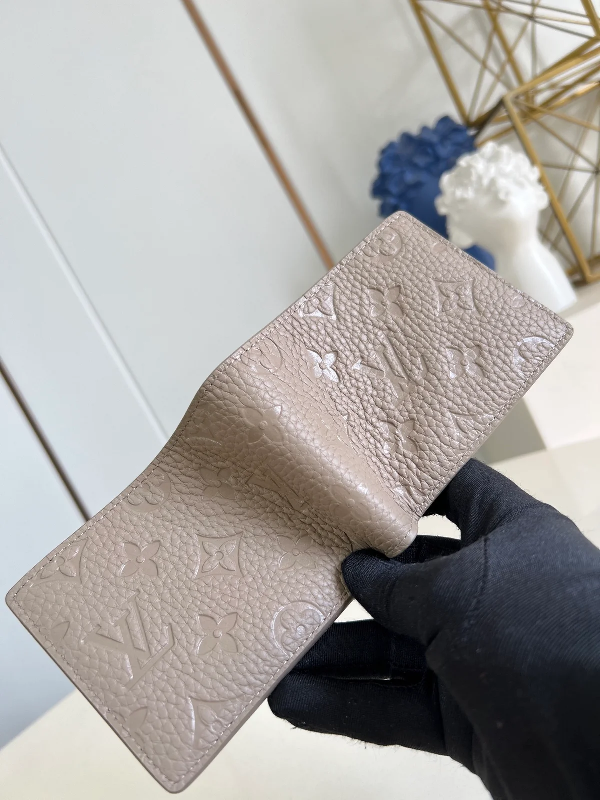 高仿LV Multiple男士短夾錢包 | Taurillon Monogram壓花牛皮 時尚實用設計-M13890 5 高仿LV Multiple男士短夾錢包 | Taurillon Monogram壓花牛皮 時尚實用設計-M13890