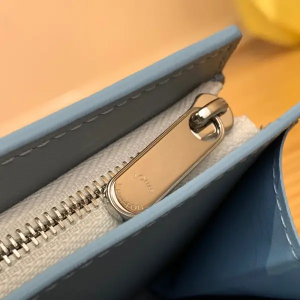 高仿包包LV Iris 小型錢包 | Mahina皮革 Monogram打孔通花設計-M62542 高仿包包