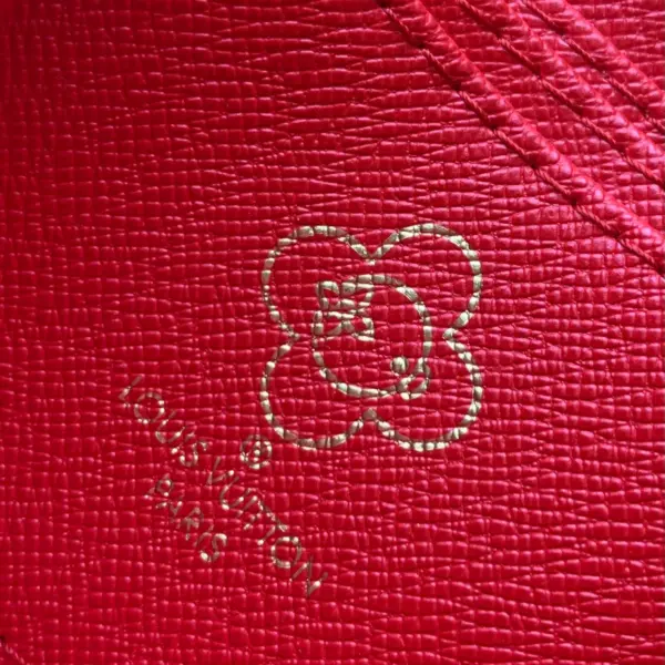 高仿LV 圣诞限定Candy Factory系列Vivienne玩偶拉链零钱包 | Monogram帆布红色甜点主题-M12210 18 高仿LV 高仿LV 圣诞限定Candy Factory系列Vivienne玩偶拉链零钱包 | Monogram帆布红色甜点主题-M12210 高仿LV