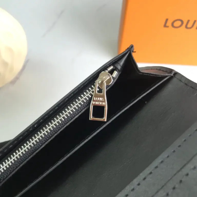高仿LV Brazza Damier Graphite 多功能錢包 - 大容量信用卡收納與零錢格設計-N62665 18 高仿LV Brazza Damier Graphite 多功能錢包 - 大容量信用卡收納與零錢格設計-N62665