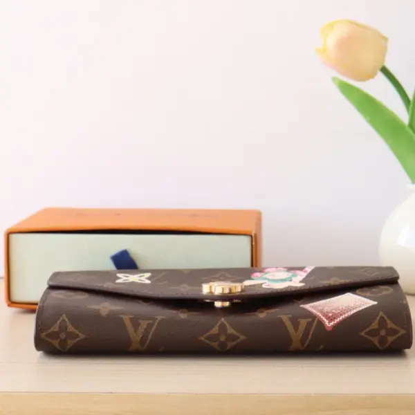 高仿LV Sarah糖果工廠聖誕限定款錢包 | Vivienne圖案Monogram帆布信封式設計-M12207