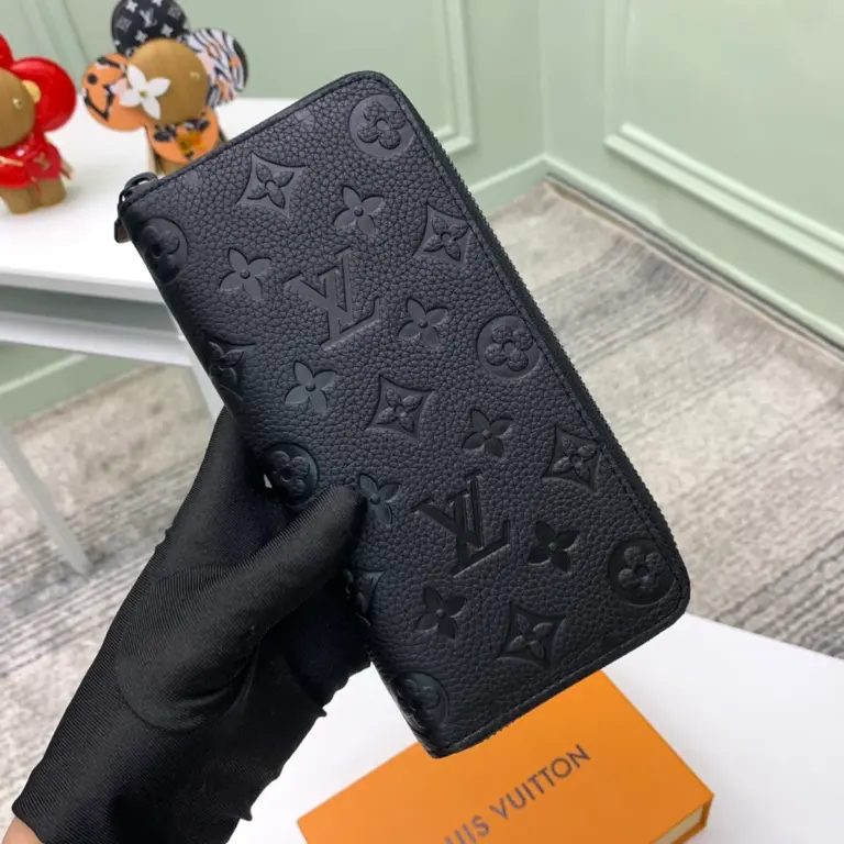 高仿LV 男士Taurillon皮革Monogram压花拉链直式钱包 - 优雅多功能设计-M69047