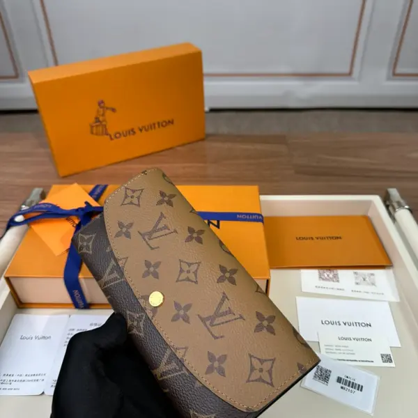 高仿LV Emilie 錢包 - Monogram雙面帆布女士短款多功能錢包-M82157