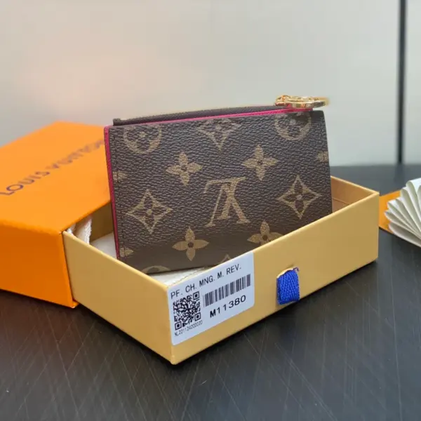 高仿包包LV Lisa錢包 | Monogram帆布紅色短夾 | LV Circle標誌拉鏈零錢格-M11380 高仿包包