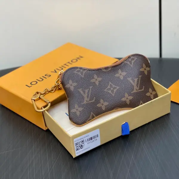 高仿LV Pharrell Williams設計LV Bone Key Pouch狗骨頭鑰匙零錢包 | Monogram帆布奢華配飾-M12616 高仿LV