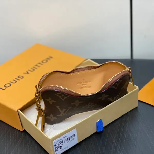 高仿LV Pharrell Williams設計LV Bone Key Pouch狗骨頭鑰匙零錢包 | Monogram帆布奢華配飾-M12616 高仿LV