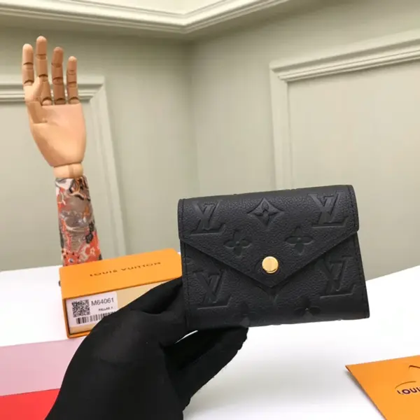 高仿LV Victorine錢包 | Monogram Empreinte皮革 多卡位拉鏈零錢包-M64060 11 高仿LV Victorine錢包 | Monogram Empreinte皮革 多卡位拉鏈零錢包-M64060