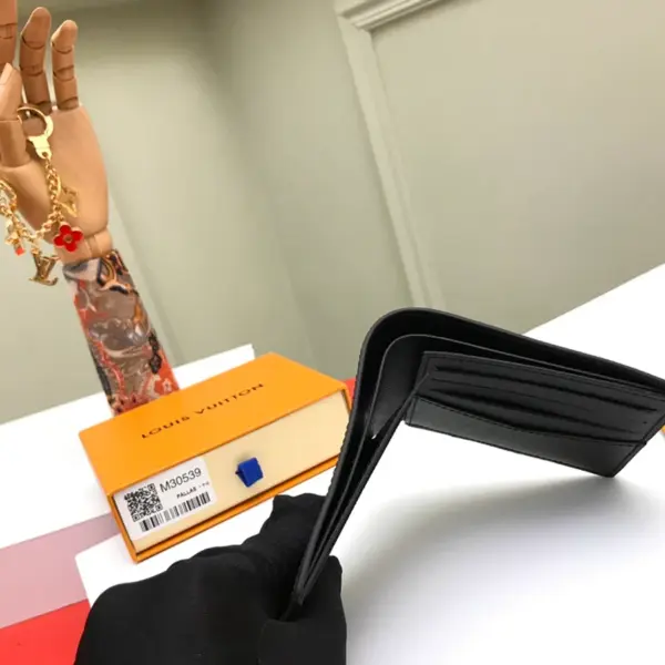 高仿LV 男士Slender Taiga皮革纤薄钱包 - 轻巧多功能信用卡夹-M30539
