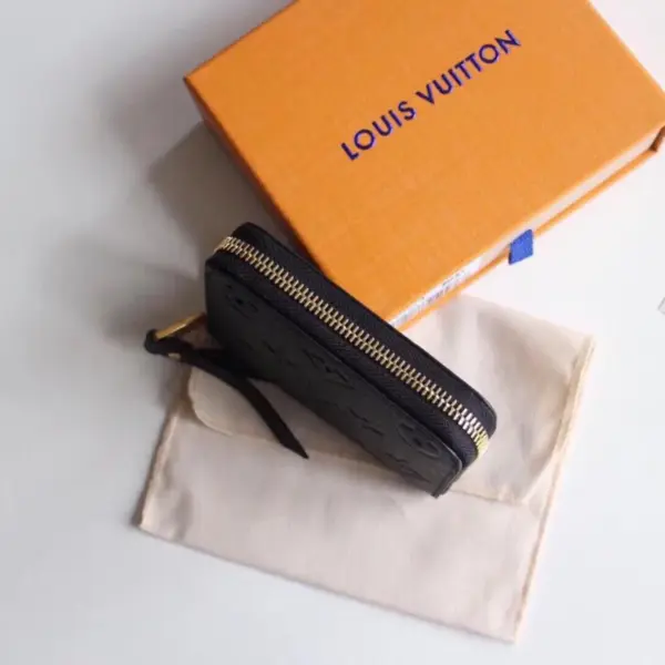 高仿包包LV Monogram Empreinte拉链零钱包 - 奢华便携信用卡现金收纳-M60574 高仿包包