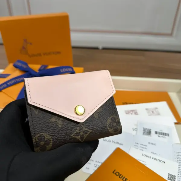 高仿LV Zoé錢包 | Monogram帆布玫瑰粉牛皮 時尚迷你錢包-M62933 14 高仿LV Zoé錢包 | Monogram帆布玫瑰粉牛皮 時尚迷你錢包-M62933