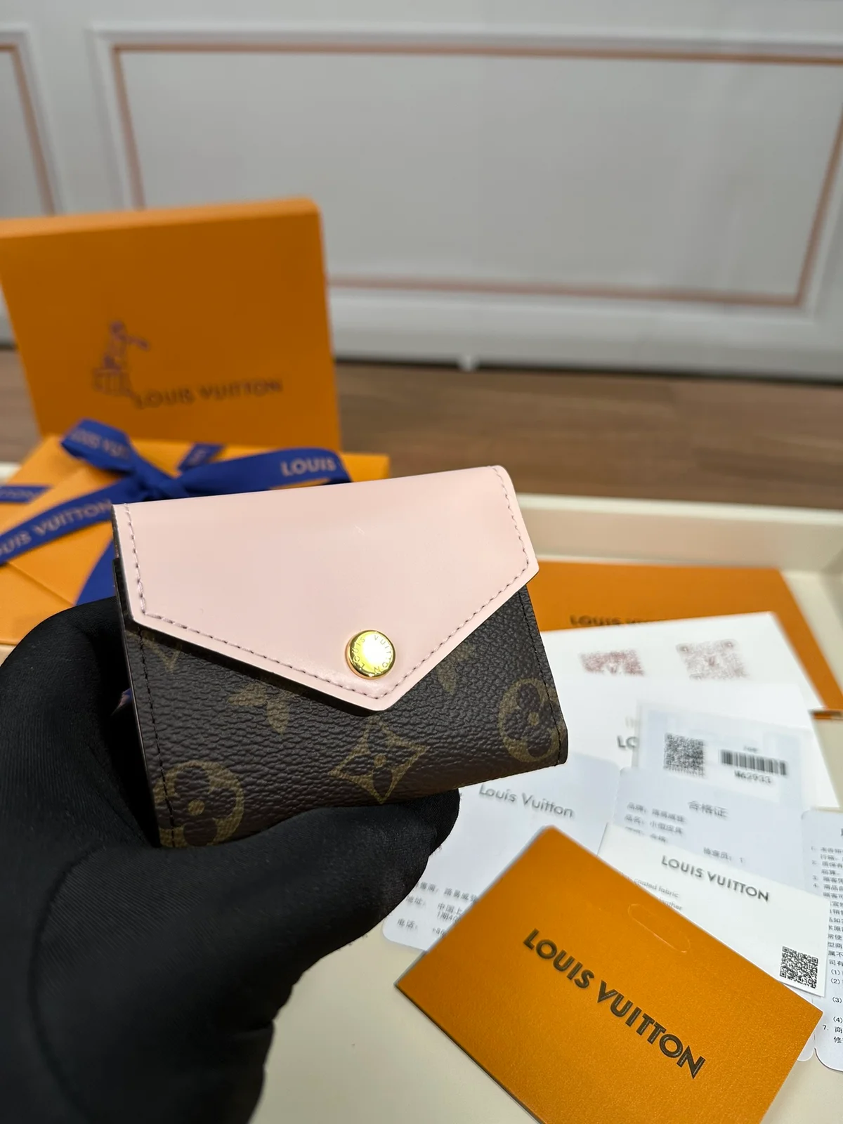 高仿LV Zoé錢包 | Monogram帆布玫瑰粉牛皮 時尚迷你錢包-M62933 5 高仿LV Zoé錢包 | Monogram帆布玫瑰粉牛皮 時尚迷你錢包-M62933