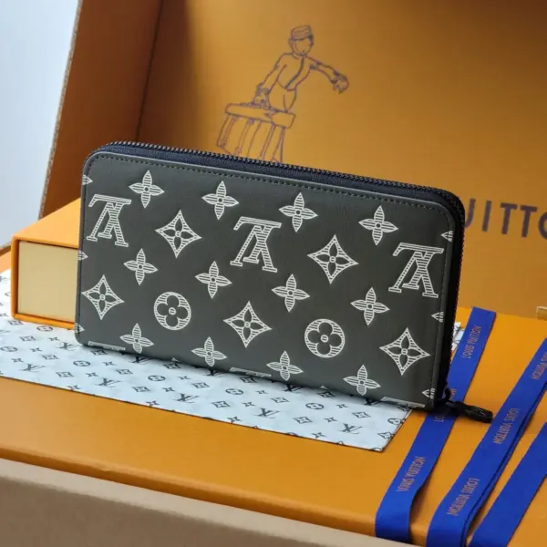 高仿LV Monogram Shadow壓花小牛皮橫式拉鏈錢包 | 橄欖綠多功能信用卡收納包-M12578 12 高仿LV Monogram Shadow壓花小牛皮橫式拉鏈錢包 | 橄欖綠多功能信用卡收納包-M12578