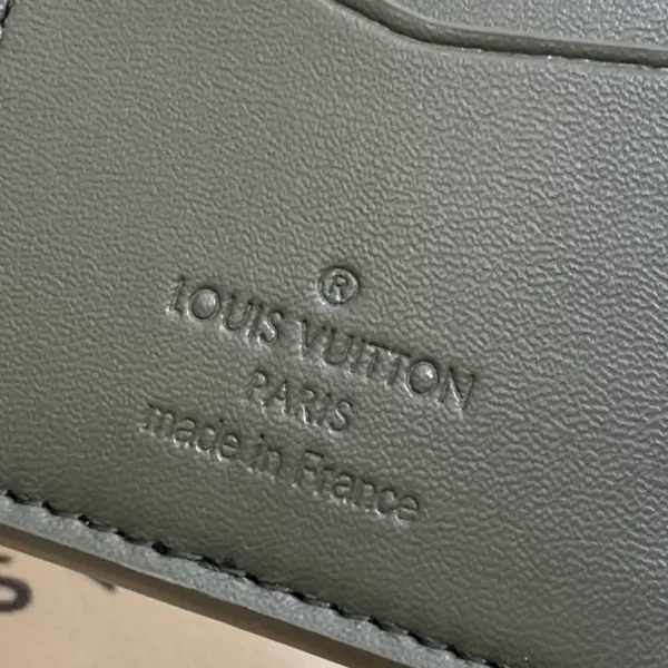 高仿LV Monogram Shadow壓花小牛皮萬用錢包 - Olive綠色時尚名片夾多功能設計-M12501 高仿LV