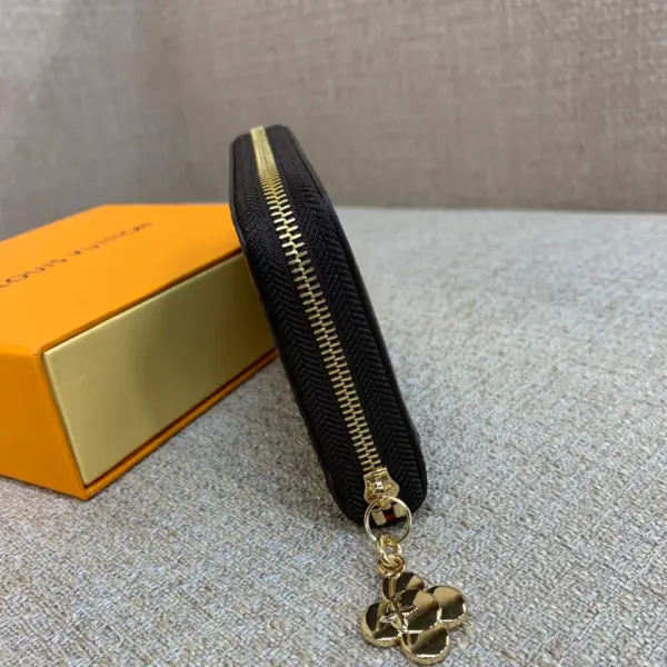 高仿LV 圣诞限定Candy Factory系列Vivienne玩偶拉链零钱包 | Monogram帆布红色甜点主题-M12210 13 高仿LV 高仿LV 圣诞限定Candy Factory系列Vivienne玩偶拉链零钱包 | Monogram帆布红色甜点主题-M12210 高仿LV
