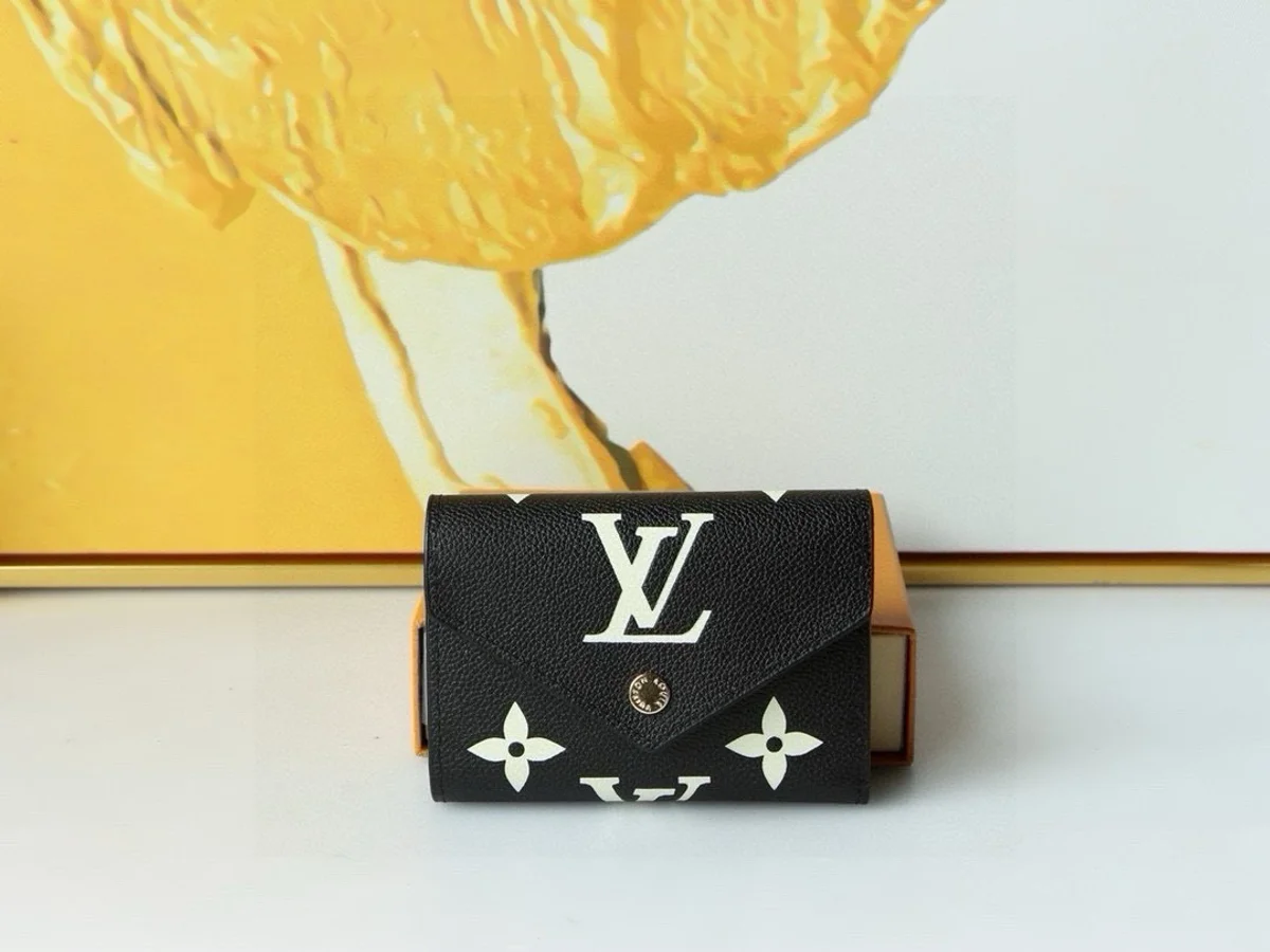 高仿LV Victorine Monogram Empreinte 女士钱包 - 奢华小巧多功能皮夹-M80968 9 高仿LV Victorine Monogram Empreinte 女士钱包 - 奢华小巧多功能皮夹-M80968