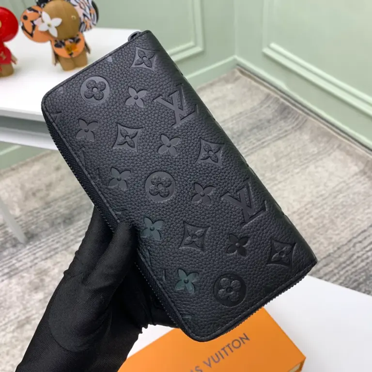 高仿LV 男士Taurillon皮革Monogram压花拉链直式钱包 - 优雅多功能设计-M69047