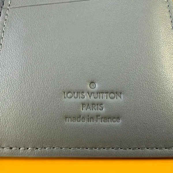 高仿LV Brazza Monogram Shadow灰色小牛皮多功能钱包 - 16卡位+拉链零钱格-M81335