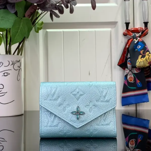 高仿包包LV Ski系列Victorine錢包 | Monogram Empreinte皮革 Azur Frost色 閃爍水晶設計-M12746 高仿包包