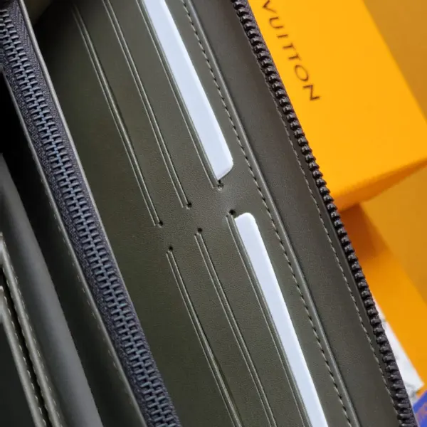 高仿LV Monogram Shadow壓花小牛皮橫式拉鏈錢包 | 橄欖綠多功能信用卡收納包-M12578 15 高仿LV Monogram Shadow壓花小牛皮橫式拉鏈錢包 | 橄欖綠多功能信用卡收納包-M12578