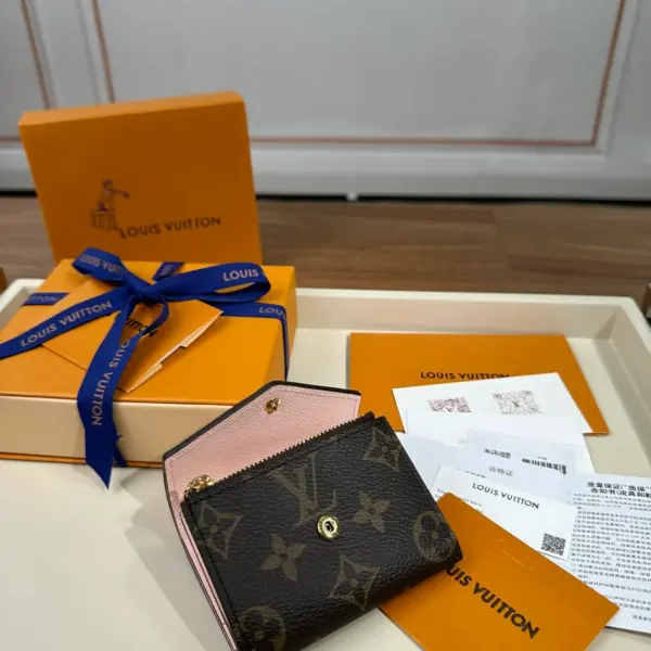 高仿LV Zoé錢包 | Monogram帆布玫瑰粉牛皮 時尚迷你錢包-M62933 15 高仿LV Zoé錢包 | Monogram帆布玫瑰粉牛皮 時尚迷你錢包-M62933