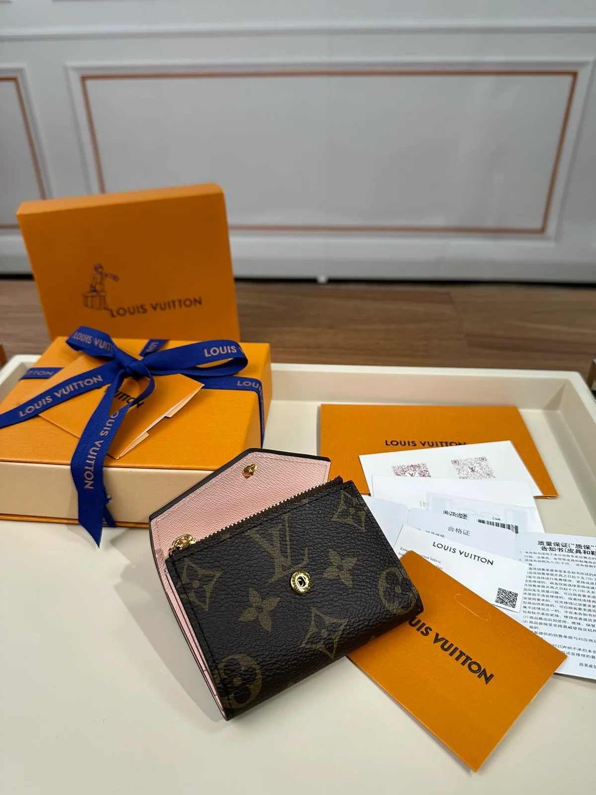 高仿LV Zoé錢包 | Monogram帆布玫瑰粉牛皮 時尚迷你錢包-M62933 6 高仿LV Zoé錢包 | Monogram帆布玫瑰粉牛皮 時尚迷你錢包-M62933